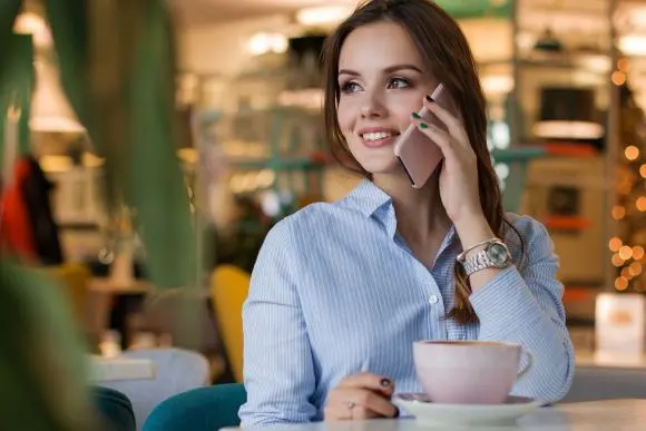 mujer en el telefono