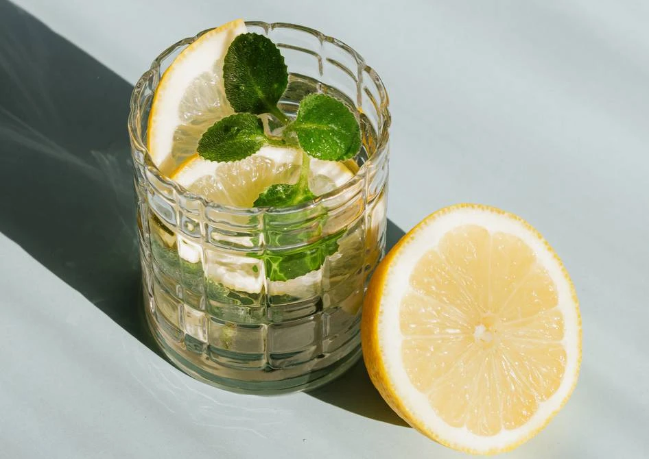 beneficios de tomar agua de limón