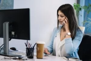 mujer escribiendo